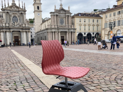 I passanti dondolano su Swing in Piazza San Carlo a Torino!